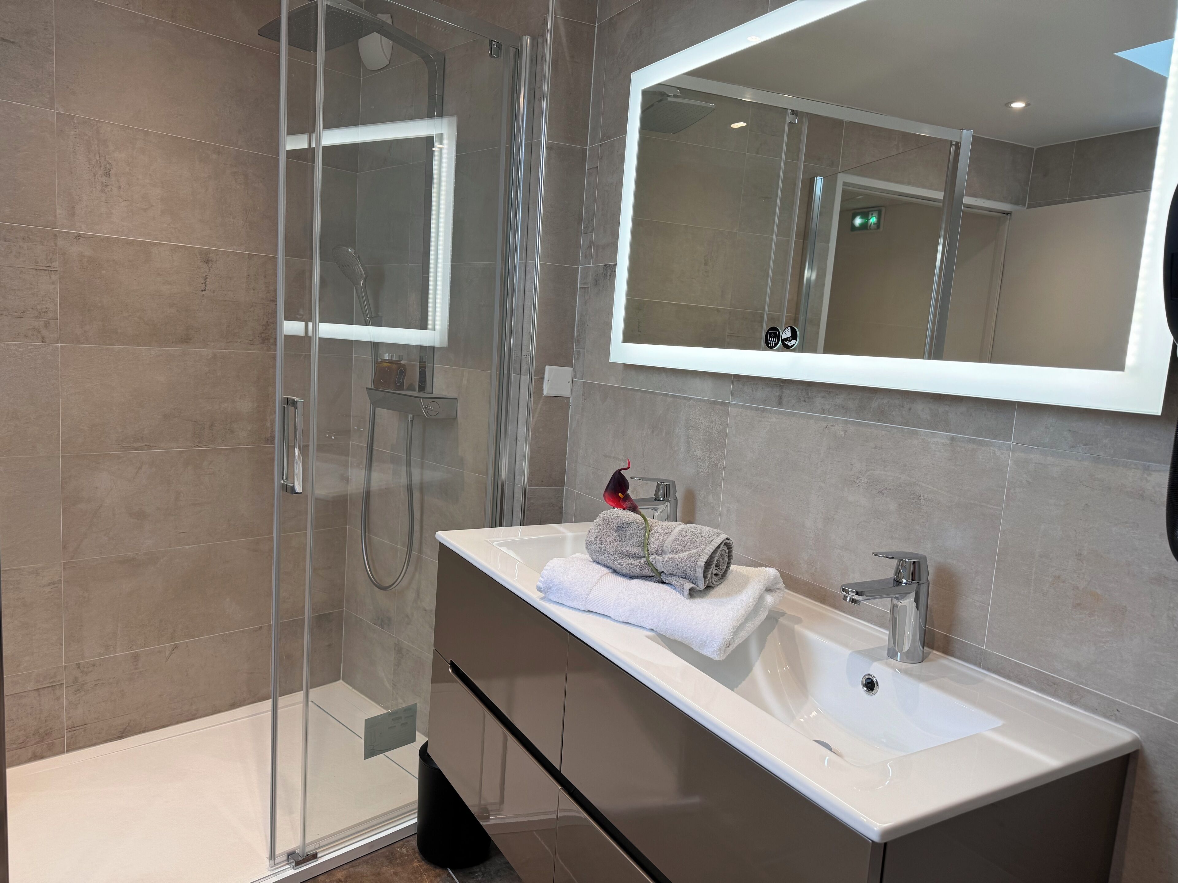 deluxe apartment, 3 bedrooms | bathroom | free toiletries, hair dryer, towels