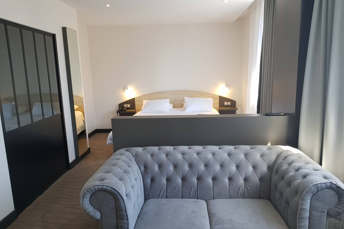 Deluxe Suite | In-room safe, desk, iron/ironing board (on request), WiFi (free)