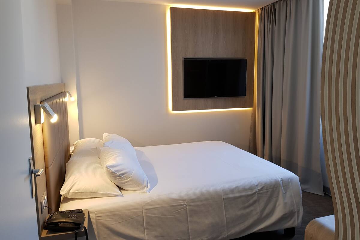Premium Double Room | In-room safe, desk, iron/ironing board (on request), WiFi (free)
