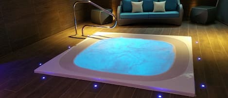 Indoor spa tub