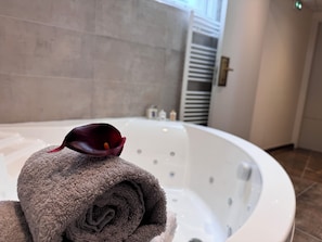 Deluxe Apartment, 3 Bedrooms | Bathroom | Free toiletries, hair dryer, towels