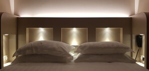 Minibar, caja de seguridad en la habitación y decoración personalizada 