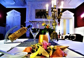 Se sirven cenas y cocina francesa 