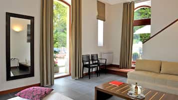 Familiesuite (Duplex) | Sengetøy av topp kvalitet, minibar og safe på rommet