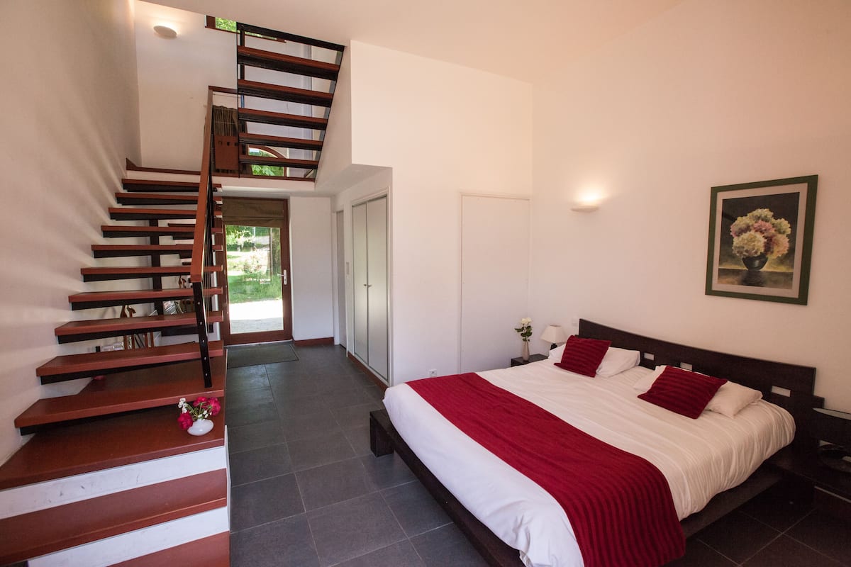 Ropa de cama de alta calidad, minibar, caja fuerte y escritorio