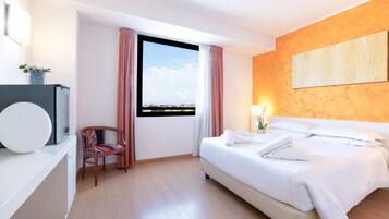 أغطية فراش متميزة وألحفة محشوة بالريش وخزنة داخل الغرفة ومكتب