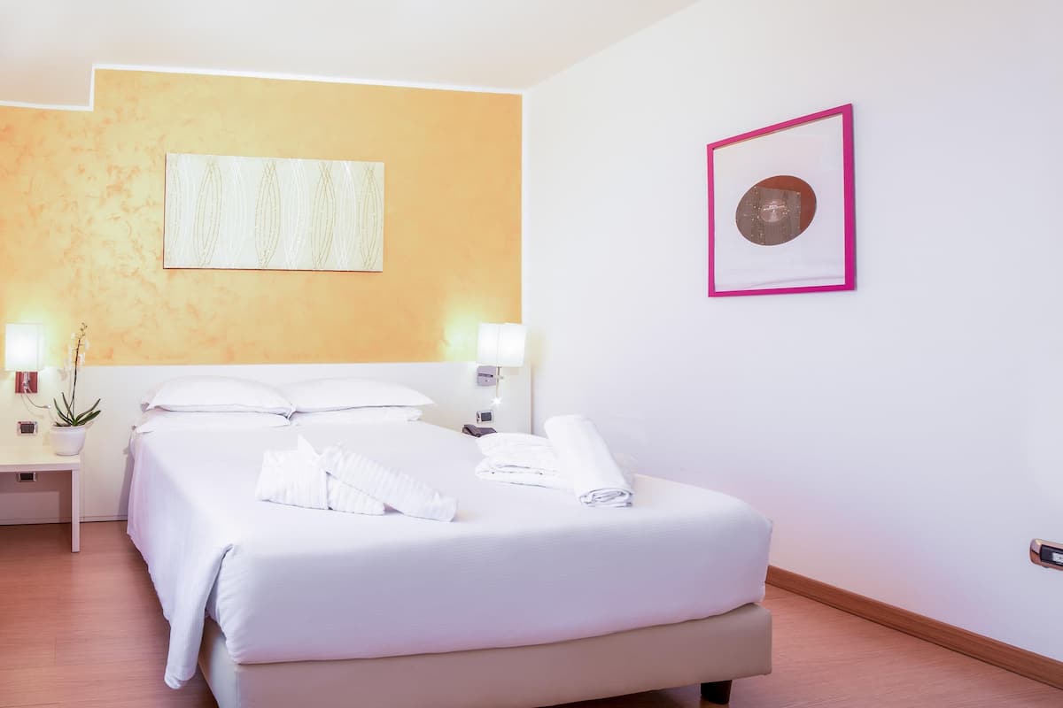 Habitación estándar, 1 cama matrimonial | Ropa de cama de alta calidad y edredón