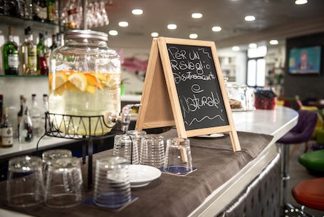 Servizio di pranzo e cena. ibis Styles Roma Vintage Hotel