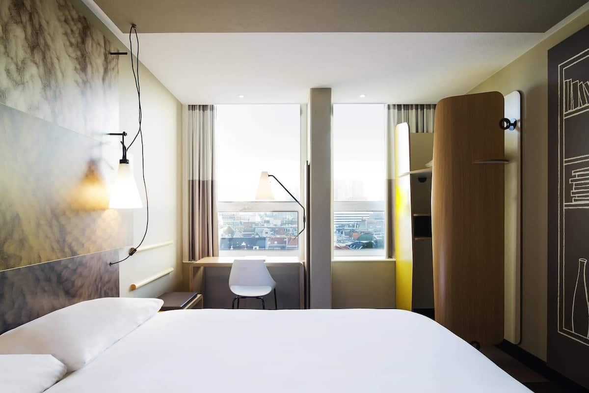 Hypo-allergenic bedding, in-room safe, desk, blackout curtains