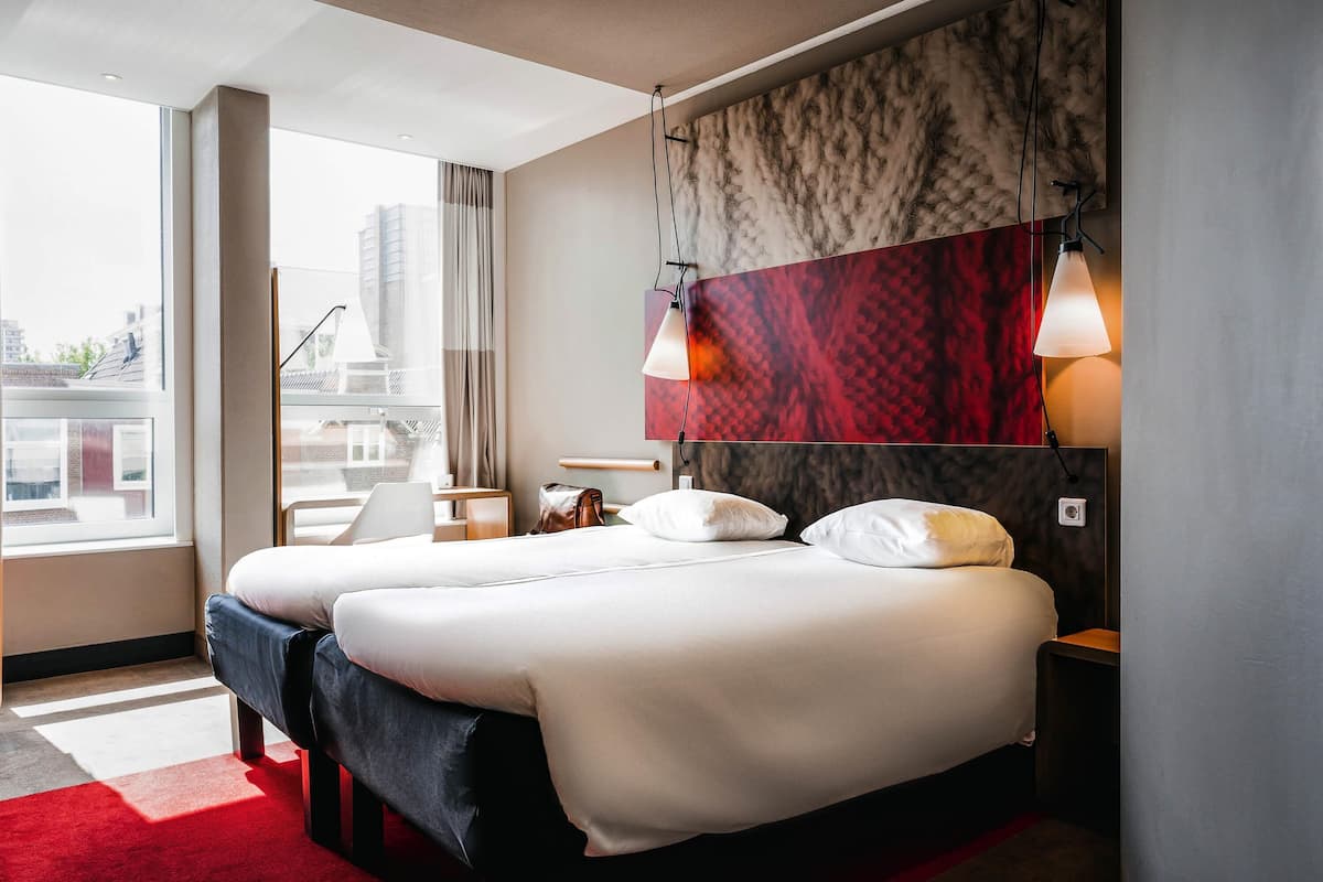 Chambre, 2 lits jumeaux | Literie hypoallergĂ©nique, coffre-fort, bureau, rideaux dâobscurcissement