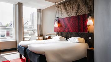 Hypo-allergenic bedding, in-room safe, desk, blackout curtains