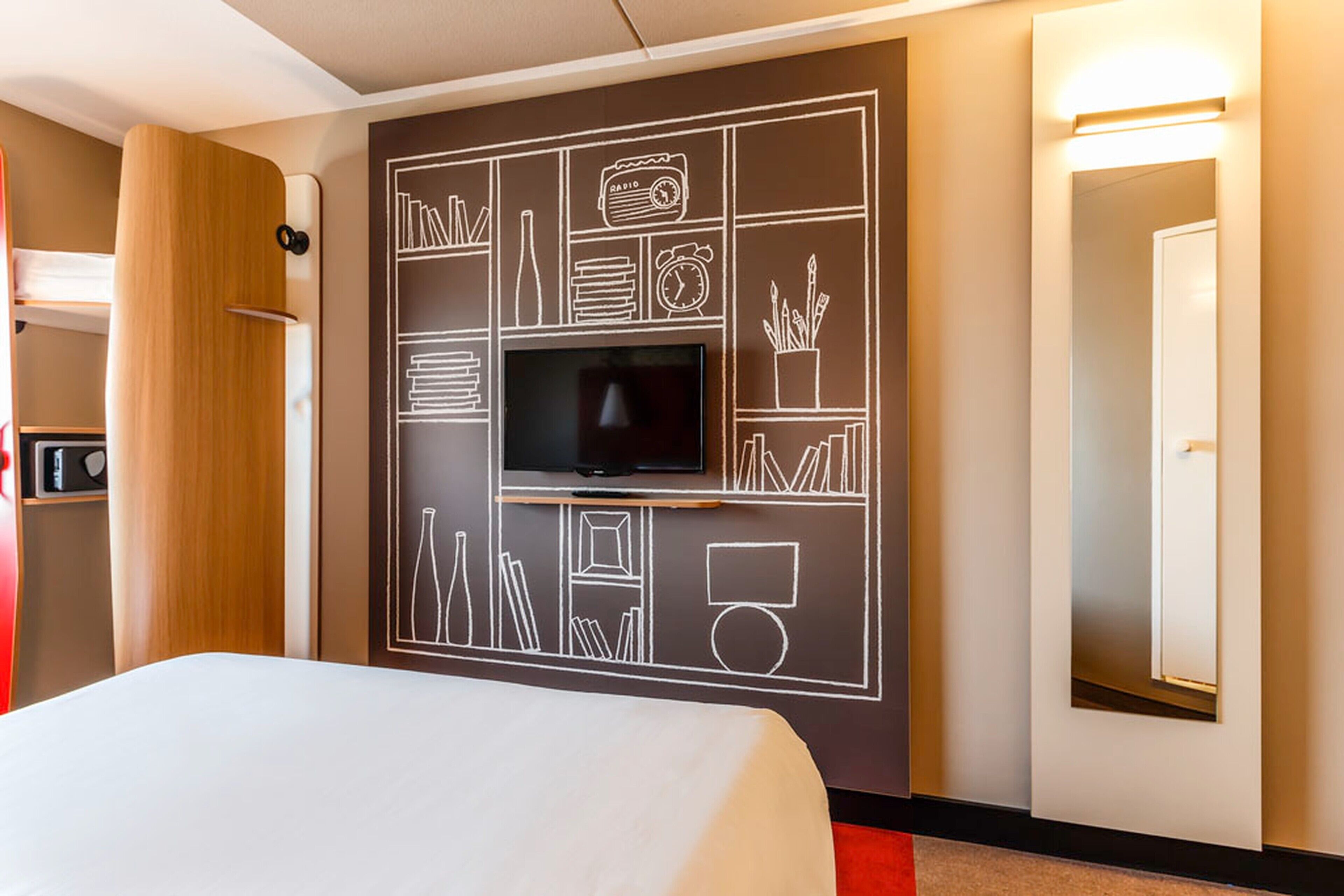 room, 1 double bed | hypo-allergenic bedding, in-room safe, desk, blackout curtains