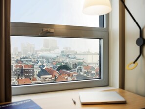 Hypo-allergenic bedding, in-room safe, desk, blackout drapes - ibis Den Haag City Centre (The Hague)