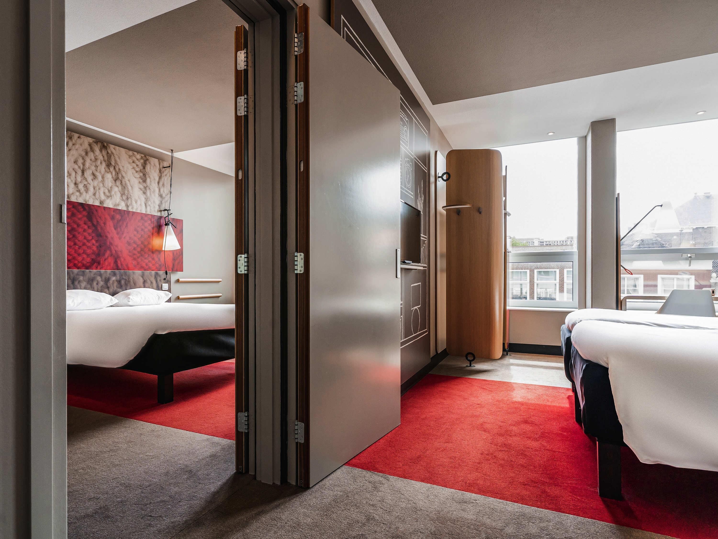 Hypo-allergenic bedding, in-room safe, desk, blackout curtains