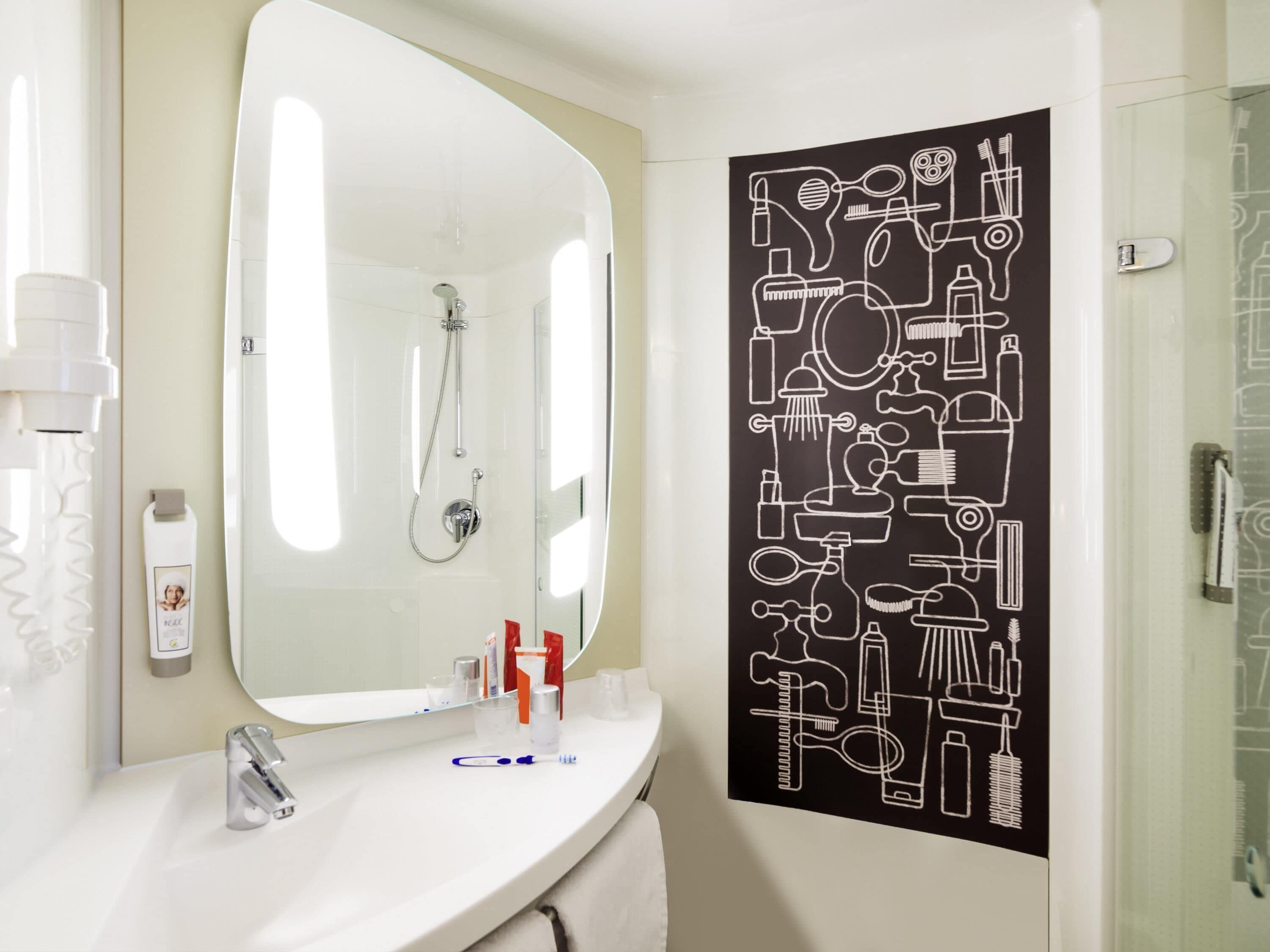 Regadera, amenidades de baño ecológicas, secadora de cabello, toallas 