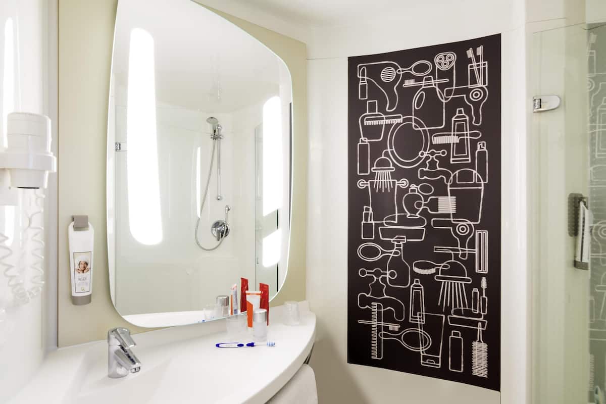 Douche, articles de toilette écologiques, séchoir à cheveux