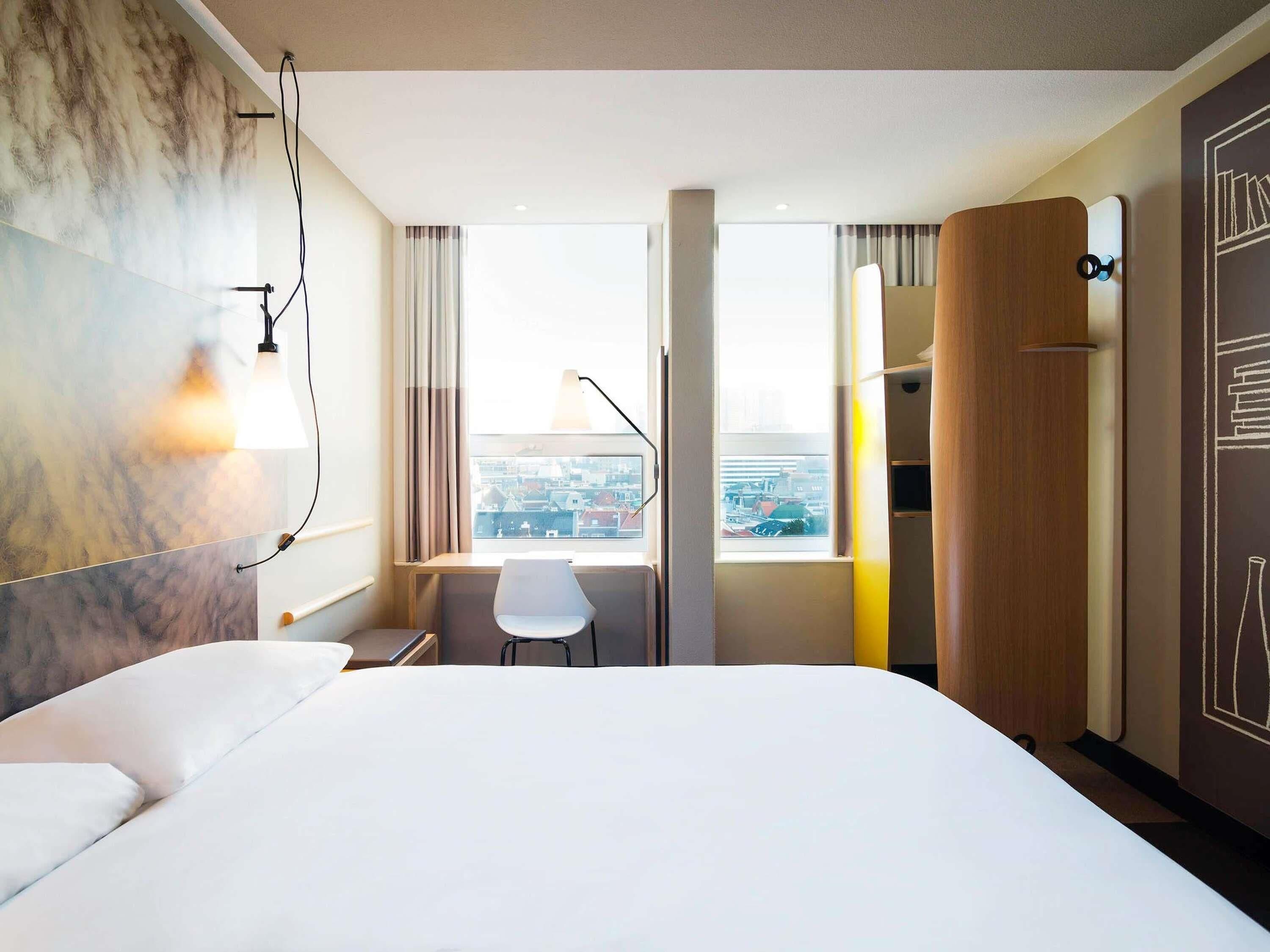 Ropa de cama hipoalergénica, caja fuerte, escritorio y cortinas opacas