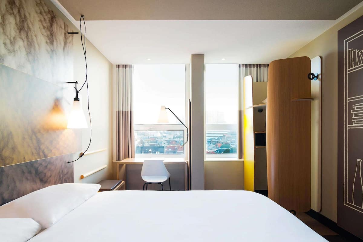 Hypo-allergenic bedding, in-room safe, desk, blackout curtains