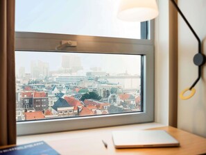 Hypo-allergenic bedding, in-room safe, desk, blackout curtains - ibis Den Haag City Centre (The Hague)