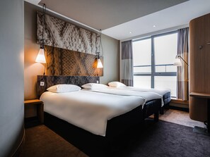 Chambre Triple, 3 lits une place | Literie hypoallergénique, coffres-forts dans les chambres, bureau