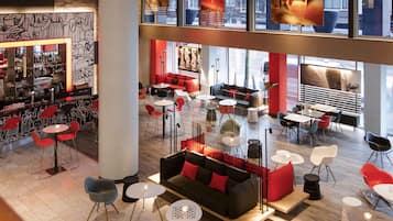 Melayani sarapan, makan siang, makan malam; sajian masakan Prancis