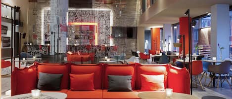 Serves breakfast, lunch, and dinner