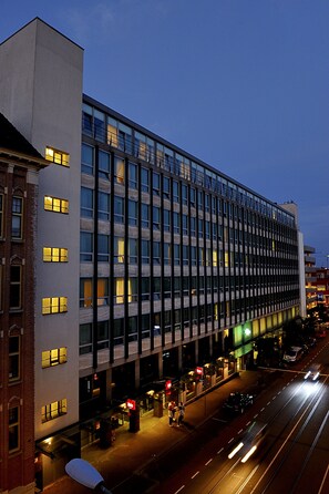 Fassade der Unterkunft – Abend/Nacht