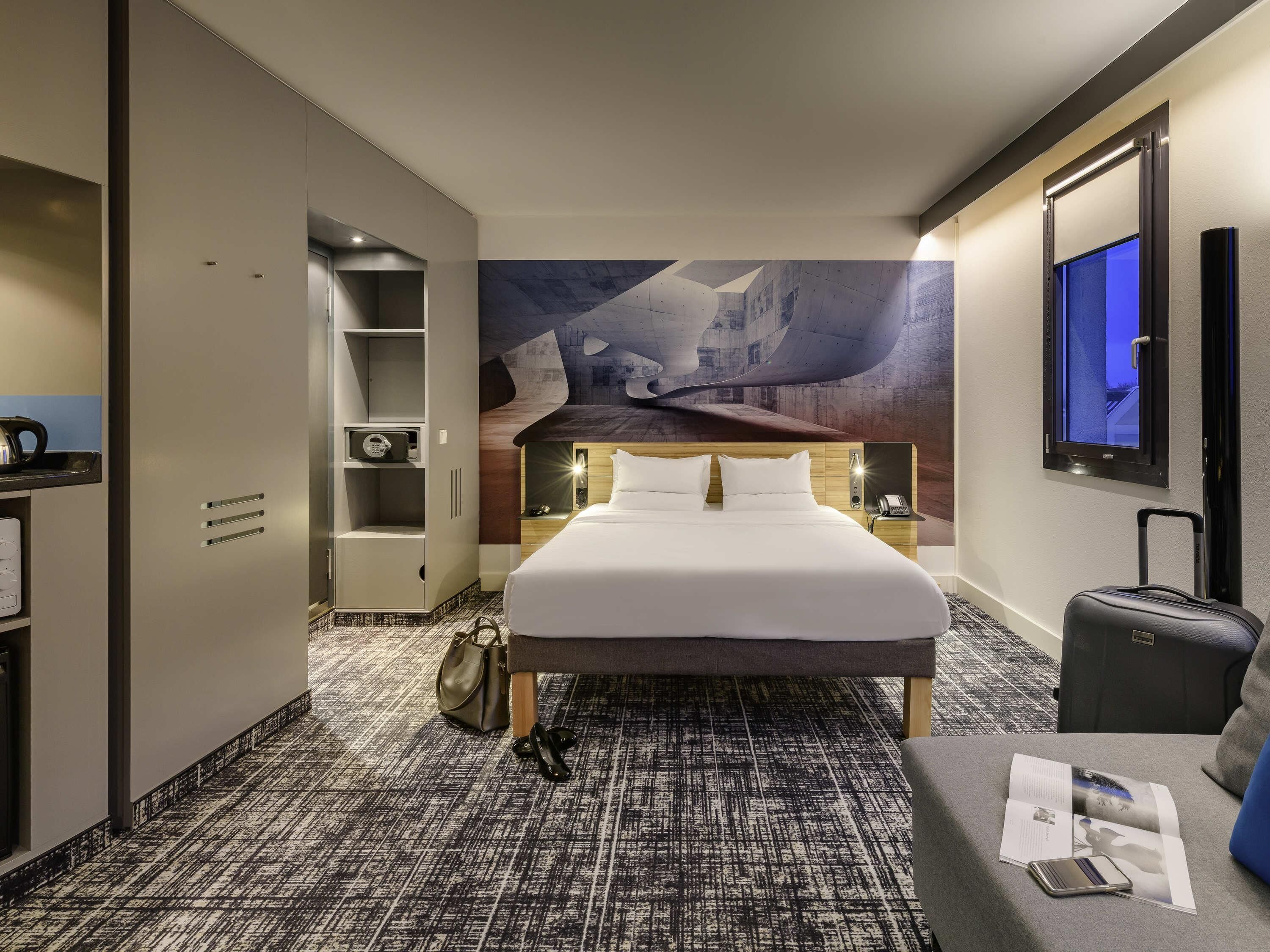 Suite Standar, 1 Tempat Tidur Double dengan tempat tidur Sofa, dapur kecil | Seprai antialergi, brankas, meja kerja, dan tirai kedap cahaya