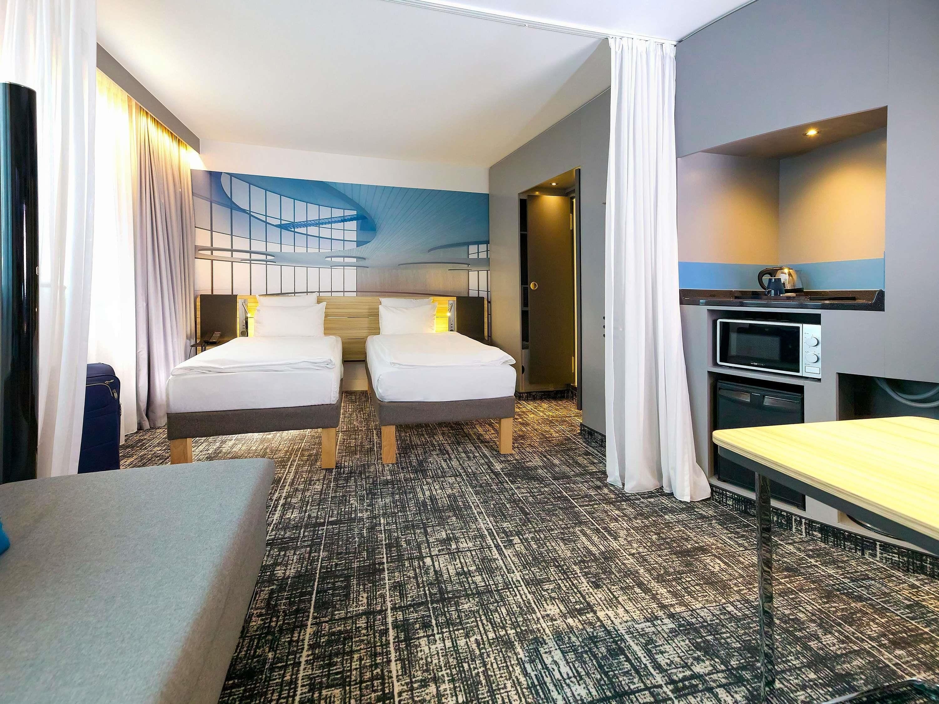 standard suite, multiple beds, kitchenette | 1 bedroom, hypo-allergenic bedding, in-room safe, desk