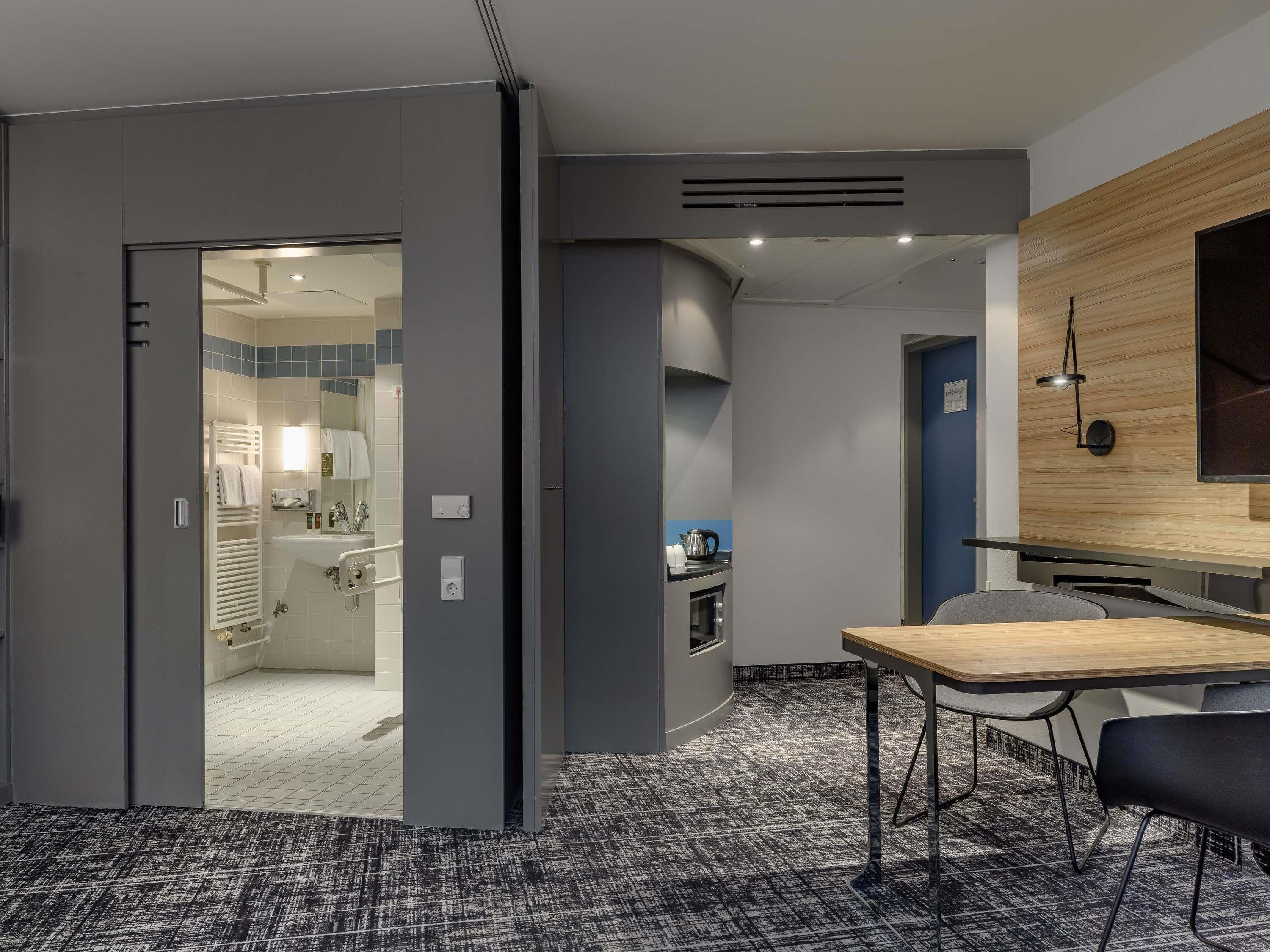 standard suite, 1 double bed with sofa bed, accessible, kitchenette | 1 bedroom, hypo-allergenic bedding, in-room safe, desk