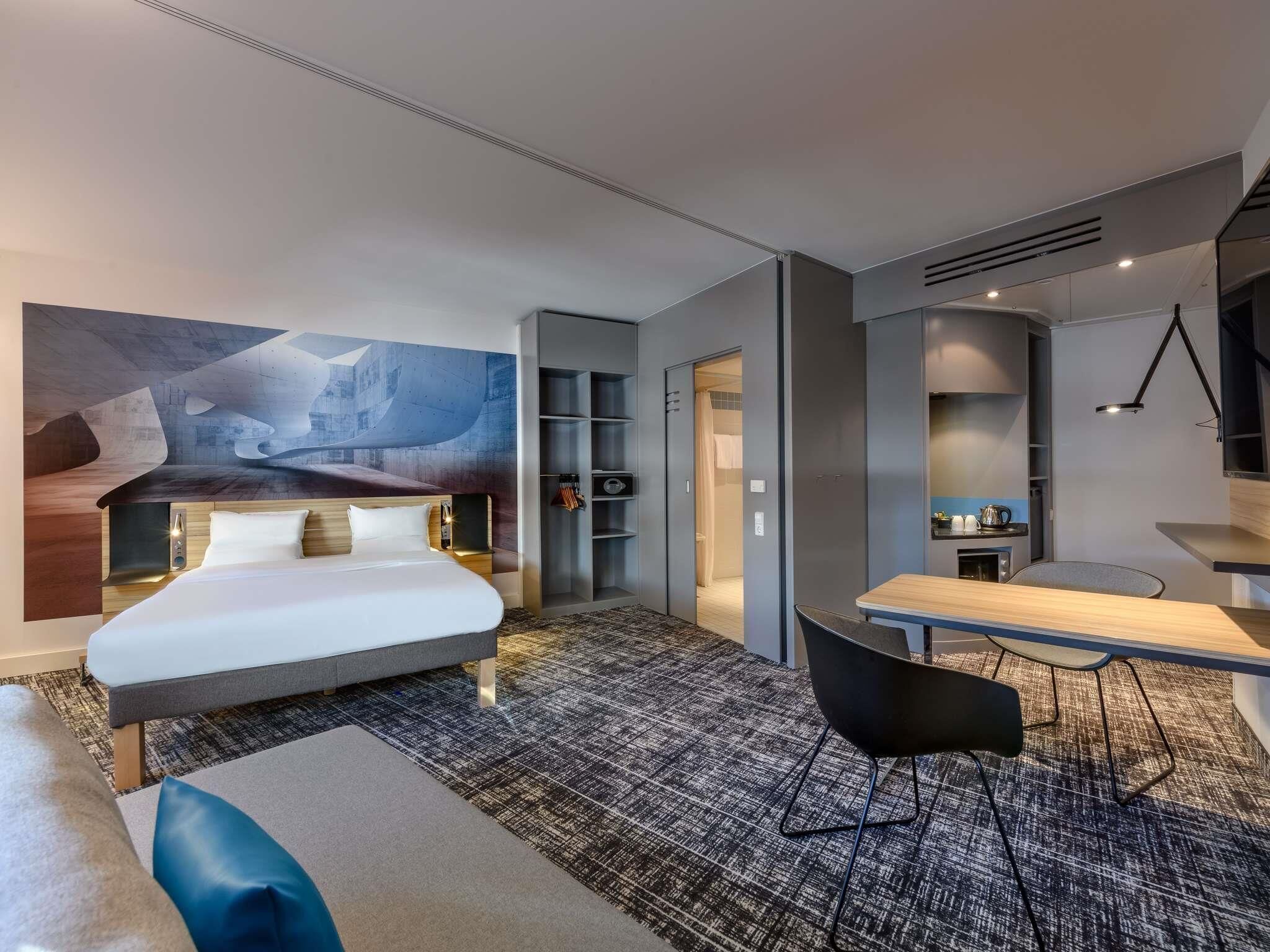 Phòng Suite Tiêu chuẩn, 1 giường đôi và sofa giường, bếp nhỏ | Bộ đồ giường kháng dị ứng, két bảo mật tại phòng, bàn, màn/rèm cản sáng 