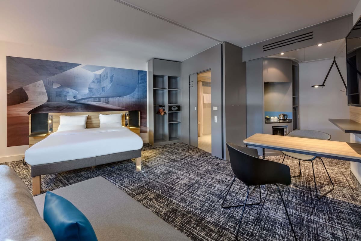 Standard Suite, 1 Double Bed with Sofa bed, Accessible, Kitchenette | เครื่องนอนป้องกันสารก่อภูมิแพ้, ตู้นิรภัยในห้องพัก, โต๊ะทำงาน
