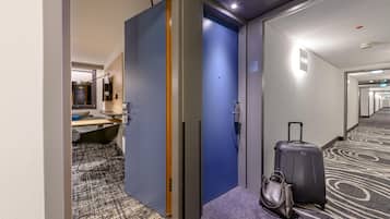 Literie hypoallergénique, coffres-forts dans les chambres, bureau