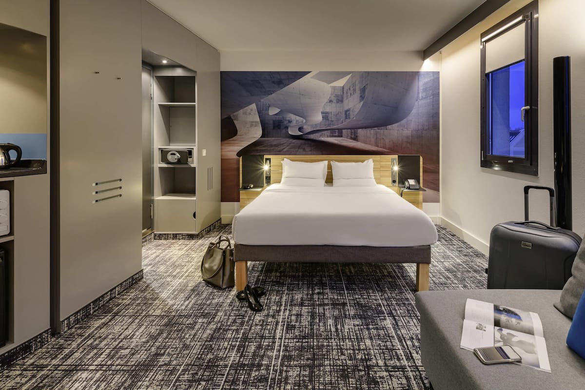 Standard Suite, 1 Double Bed with Sofa bed, Kitchenette | Hypo-allergenic bedding, in-room safe, desk, blackout drapes