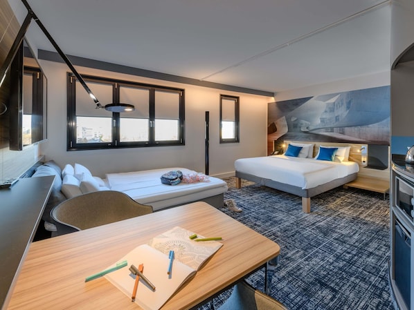 Standard-Suite, 1 Doppelbett und Schlafsofa, Kochnische | 1 Schlafzimmer, Allergikerbettwaren, Zimmersafe, Schreibtisch