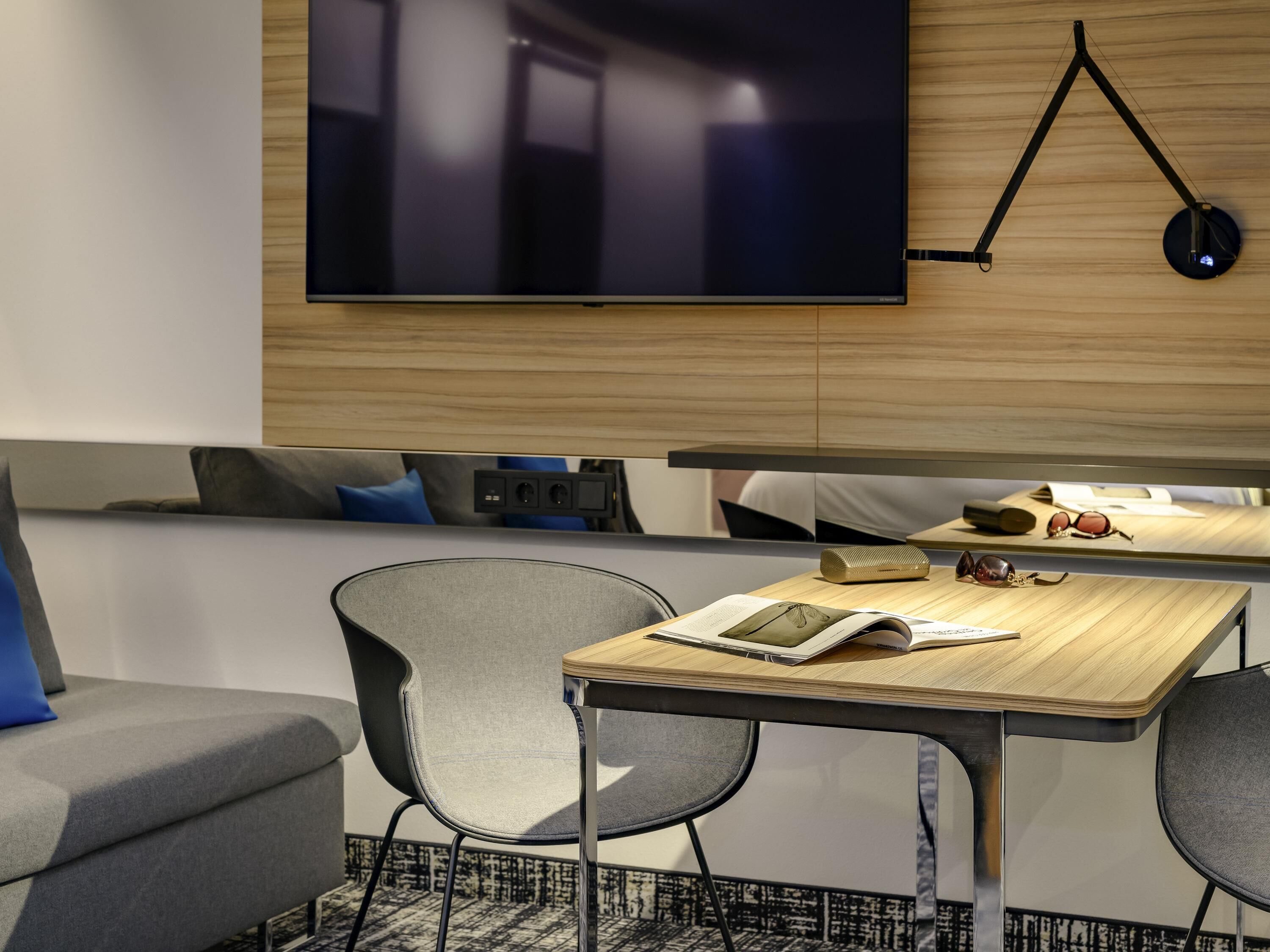 เครื่องนอนป้องกันสารก่อภูมิแพ้, ตู้นิรภัยในห้องพัก, โต๊ะทำงาน