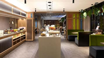 Desayuno buffet diario (EUR 22 por persona)
