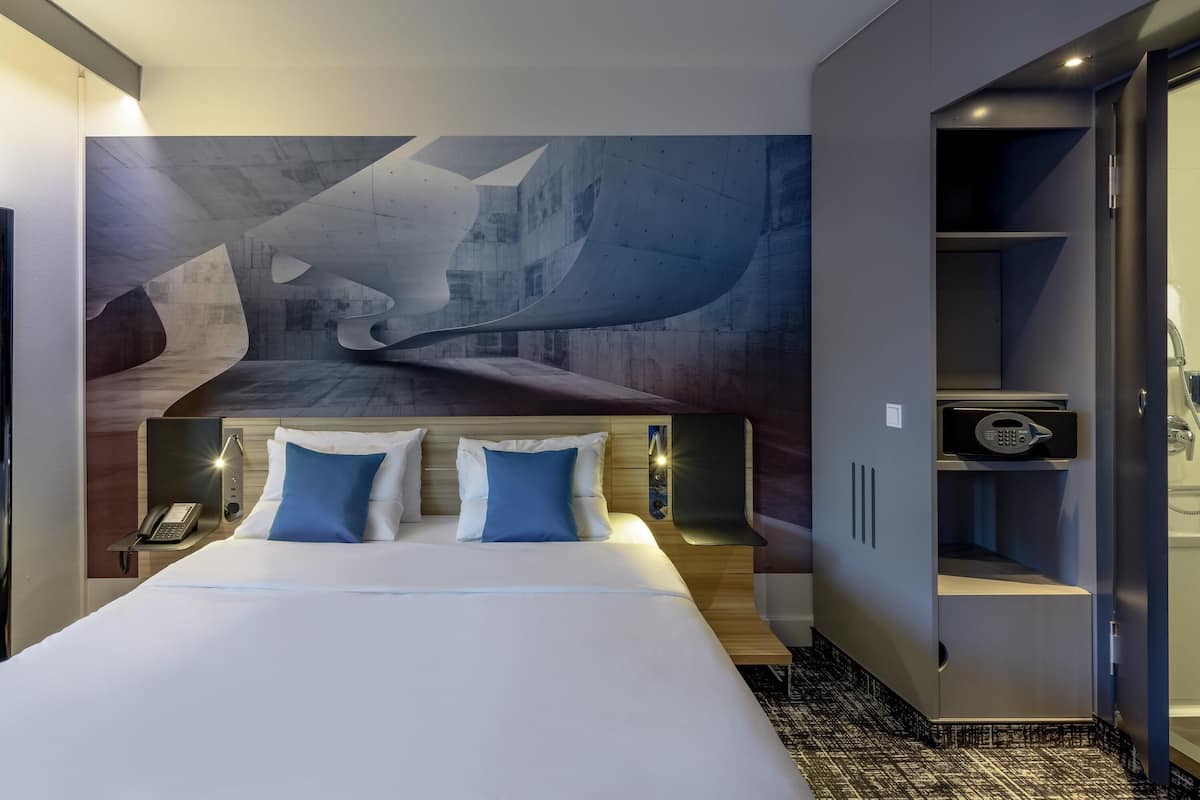 1 bedroom, hypo-allergenic bedding, in-room safe, desk