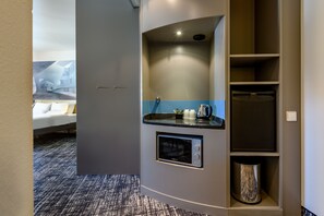 Frigobar, microondas y cafetera y tetera