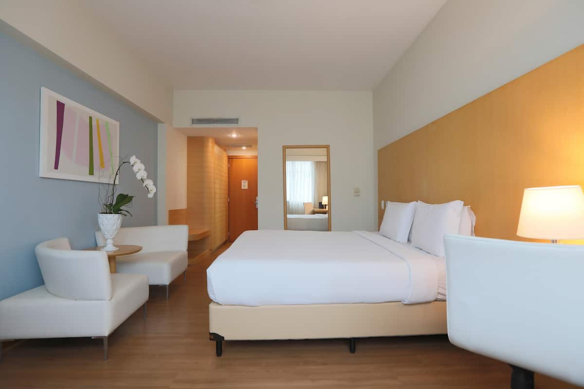 Minibar, safe på rommet, skrivebord og blendingsgardiner