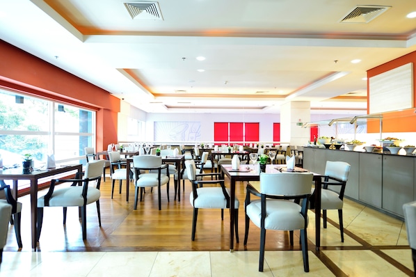 Daily buffet breakfast (BRL 45 per person)