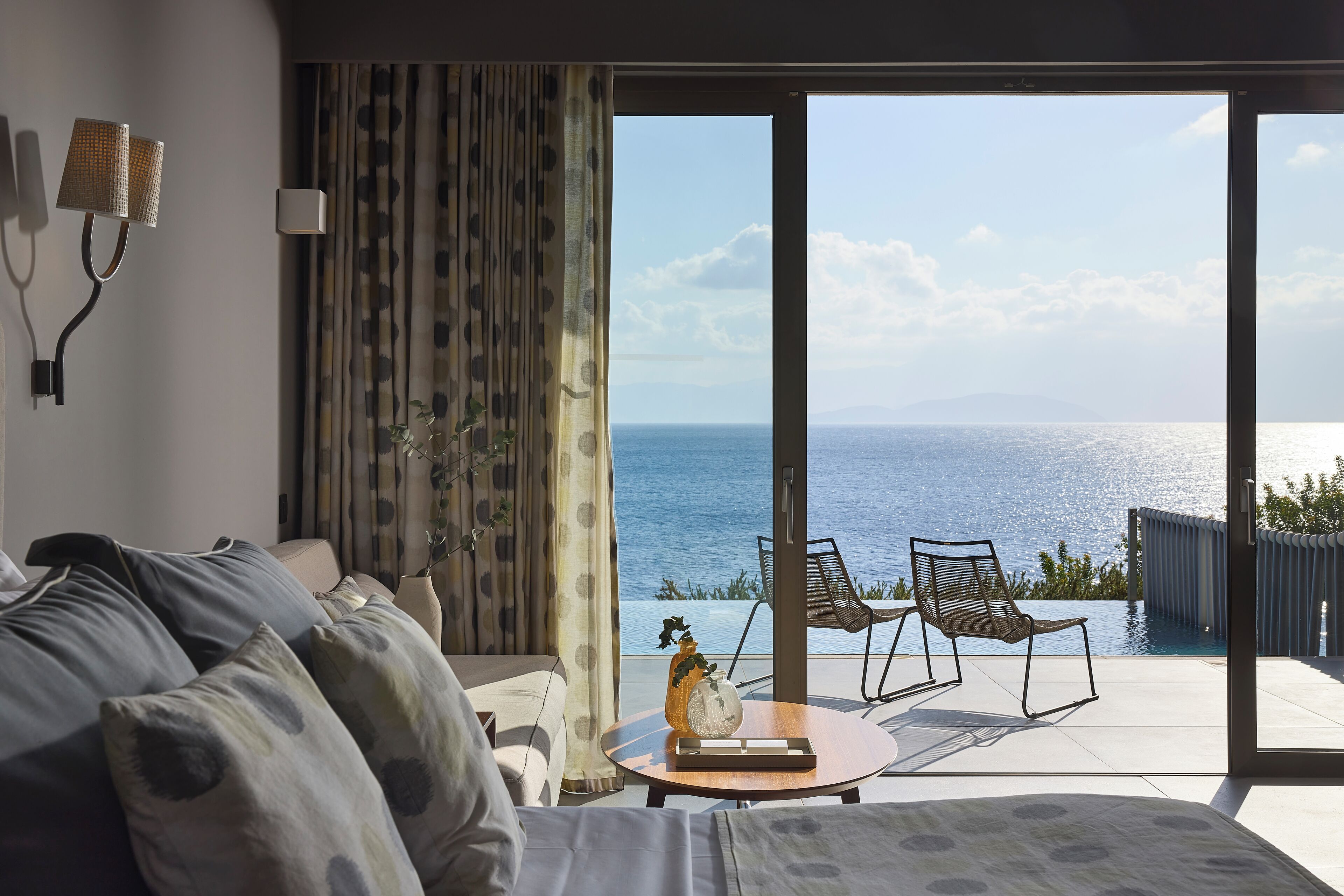 Deep Blue Bungalow Suite with Private Pool, Waterfront | Minibar, Zimmersafe, Schreibtisch, Verdunkelungsvorhänge