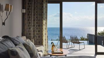 Deep Blue Bungalow Suite with Private Pool, Waterfront | Minibar, Zimmersafe, Schreibtisch, Verdunkelungsvorhänge