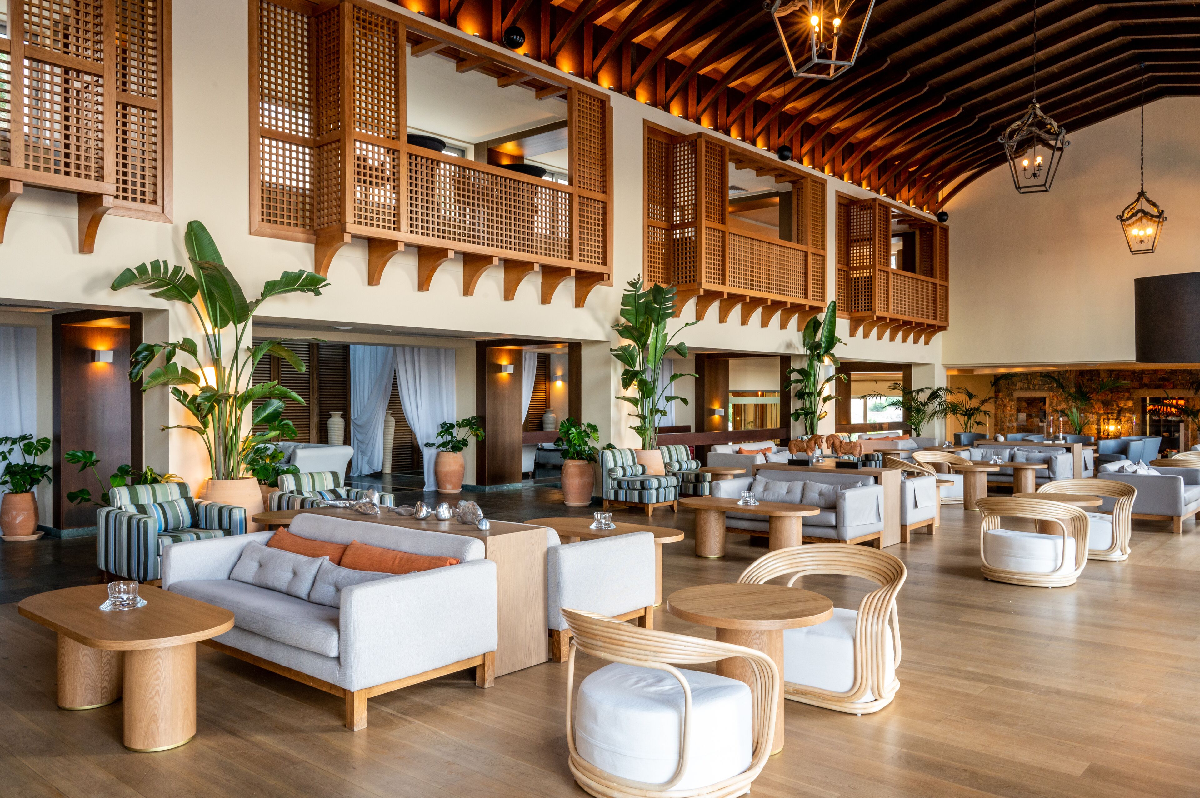 2 bars/lounges, beach bar