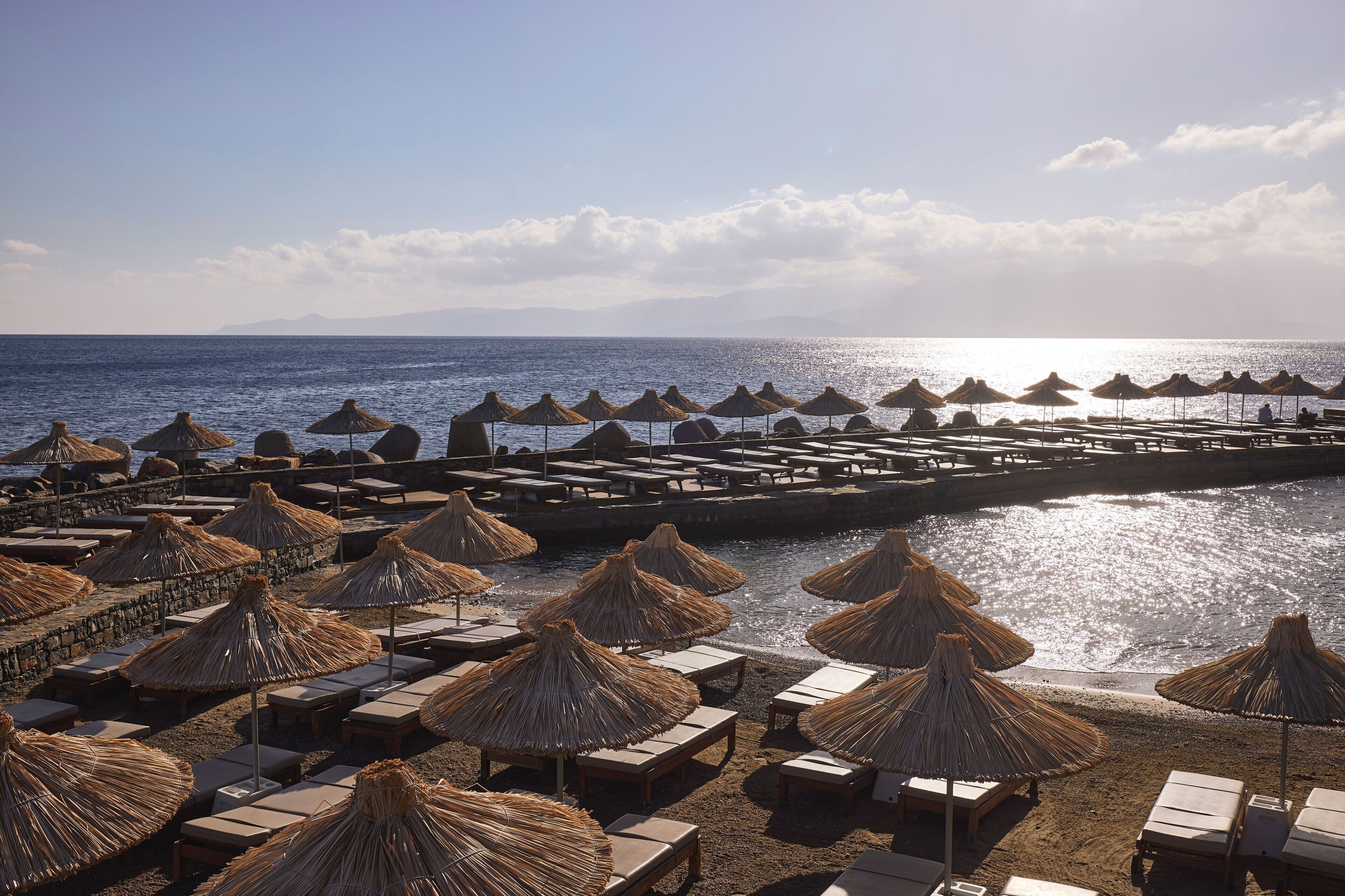 Privatstrand, Liegestühle, Sonnenschirme, Strandtücher