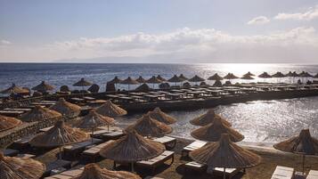 Privatstrand, Liegestühle, Sonnenschirme, Strandtücher