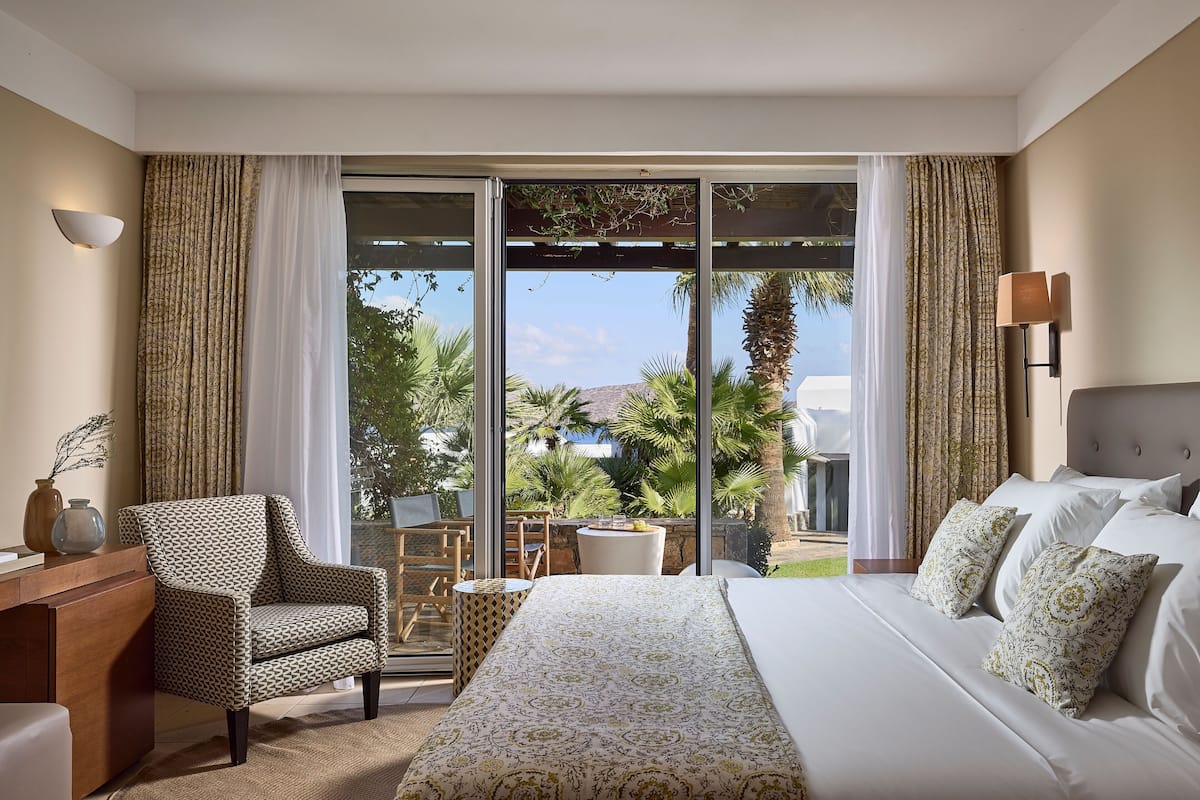 Classic Bungalow, Garden View | 1 bedroom, minibar, in-room safe, desk
