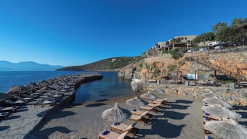Privat strand, solsenger, parasoller og strandhåndklær