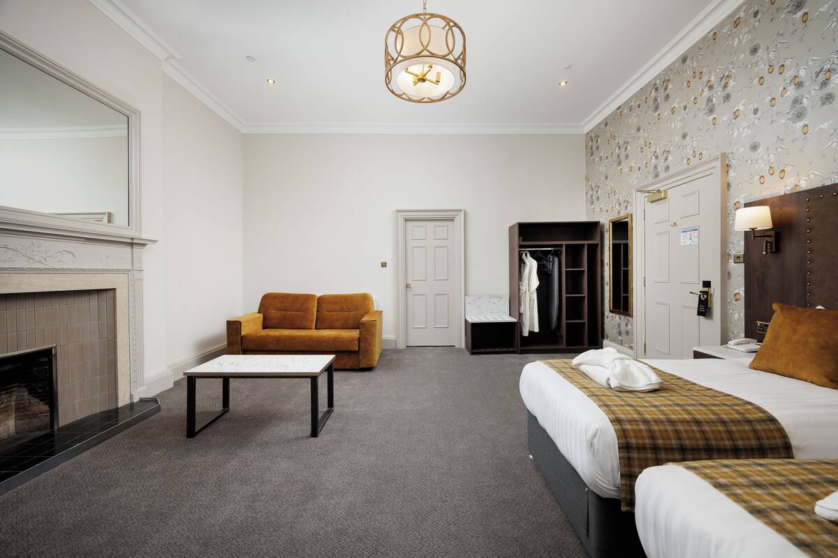 Quadruple Room | Desk, iron/ironing board (on request), free WiFi, bed sheets