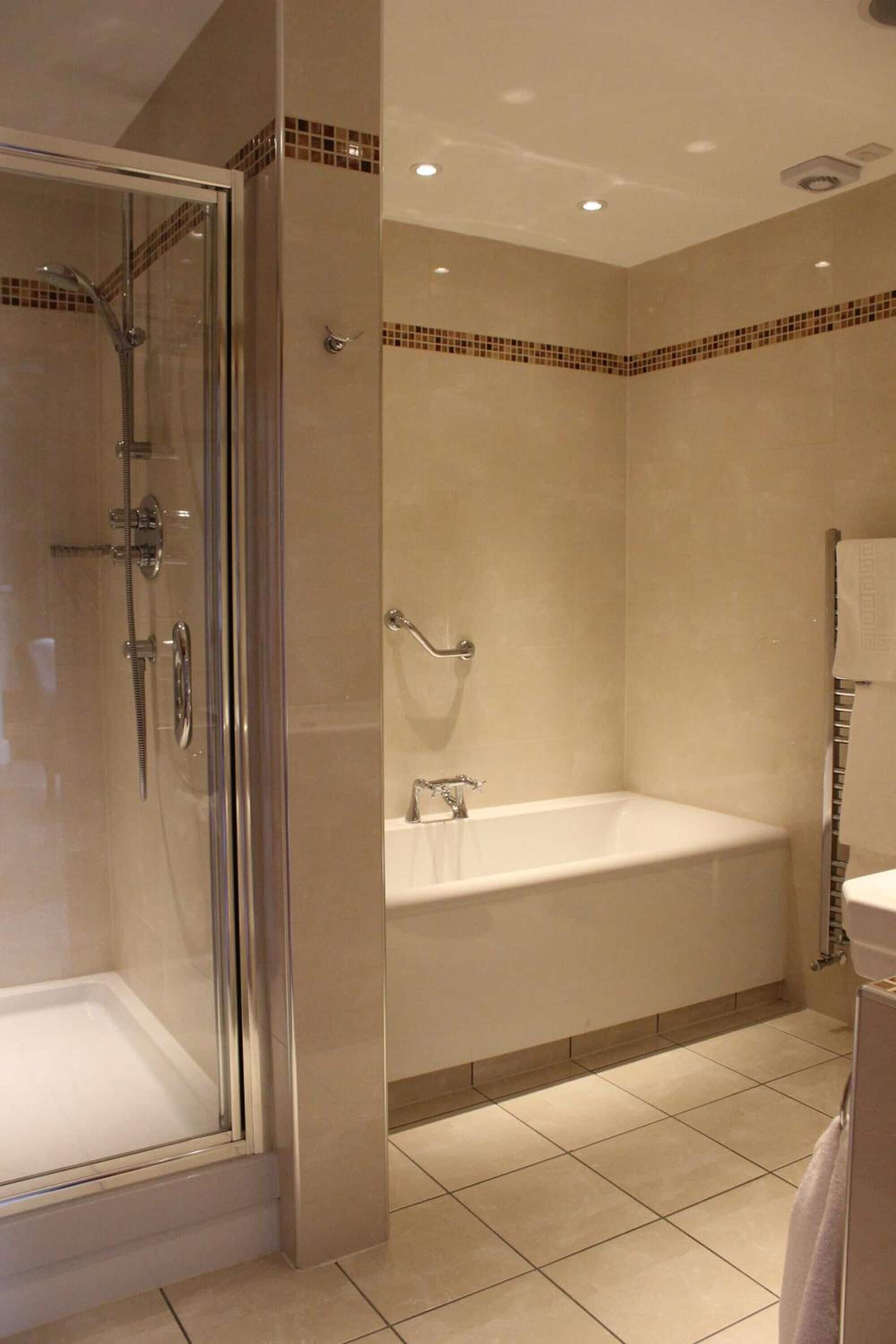 Executive Double Room | Bilik Mandi | Gabungan pancuran/tab mandi, kelengkapan dandanan diri percuma 